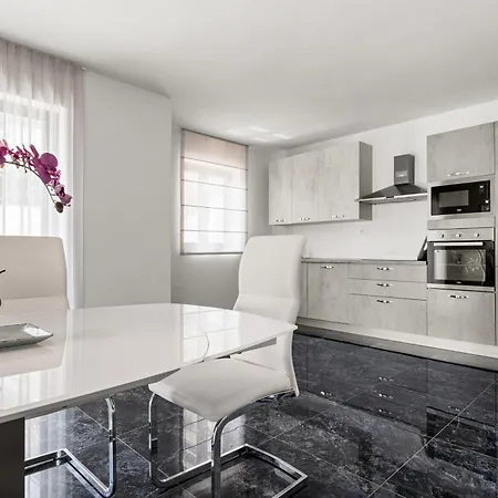 Viola Apartment Lovran