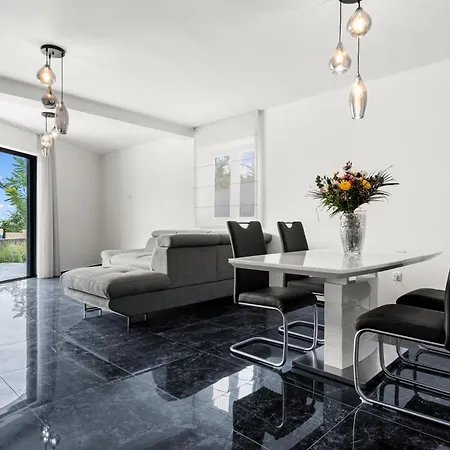 Viola Apartment Lovran